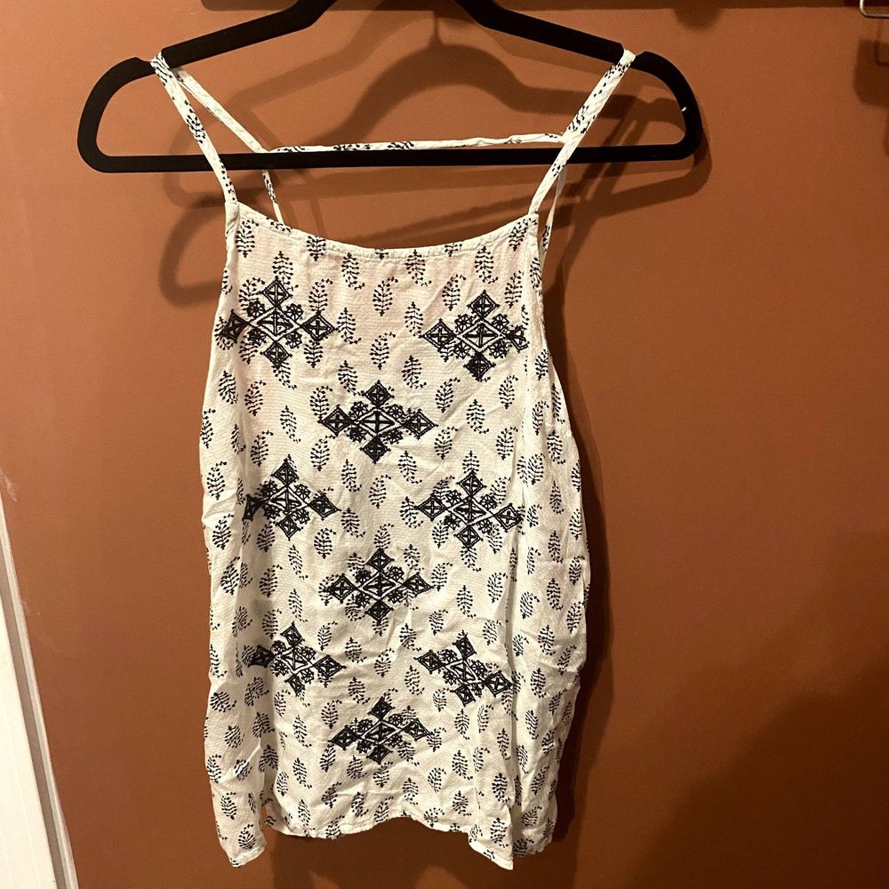 GUC LUCKY BRAND WHITE AND BLACK WOMENS TANK TOP SIZE MEDIUM